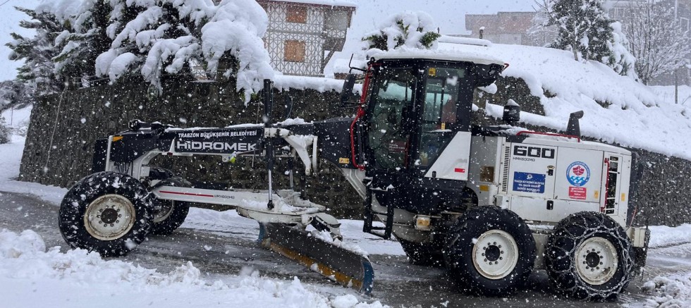 Yol açma çalışmaları 153 personel ve 103 iş makinesi ile aralıksız sürüyor. 